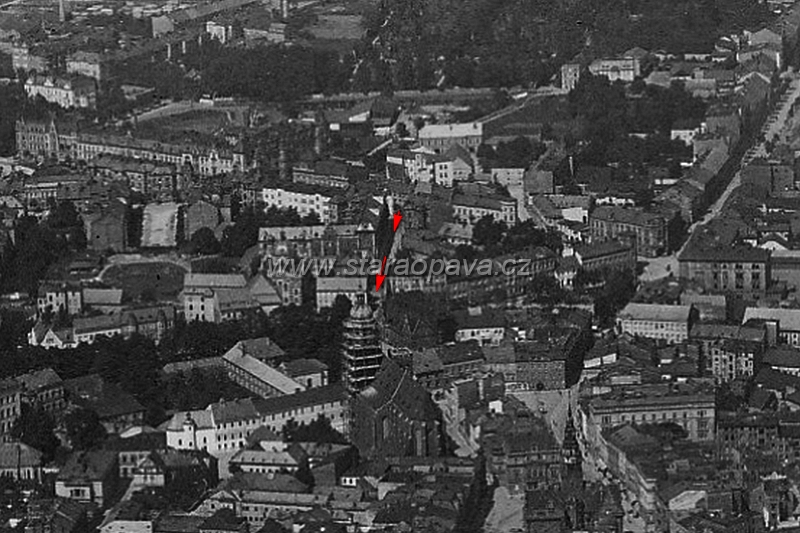 capkova (6).jpg - Letecký snímek na část Čapkové ulice z roku 1925. Ulice vyznačena červenými šipkami.